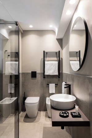 Chambre Simple Classique | Salle de bain | Douche, articles de toilette gratuits, sèche-cheveux, chaussons
