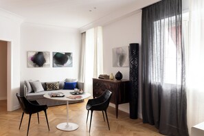 Junior suite, 1 kingsize bed | Luxe beddengoed, een minibar, een kluis op de kamer, een bureau