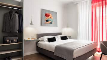 Classic Double Room | Peralatan tempat tidur premium, bar mini, peti besi dalam bilik, meja