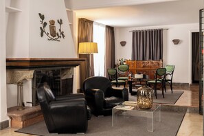 Coin salon dans le hall