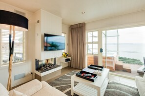 Cottage Suite | Living area | Plasma TV, DVD player