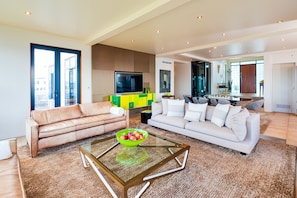 Lake Villa - 4 Bedrooms | Living room