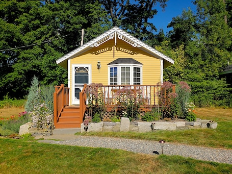 Garden Cottage King | 1 bedroom, individually decorated, individually furnished