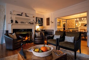 Lobby sitting area - Sand Bar Cottage Inn (Bar Harbor)