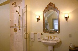 Suite, 1 Tempat Tidur Queen, hot tub | Kamar mandi | Perlengkapan mandi desainer, pengering rambut,  dan jubah mandi