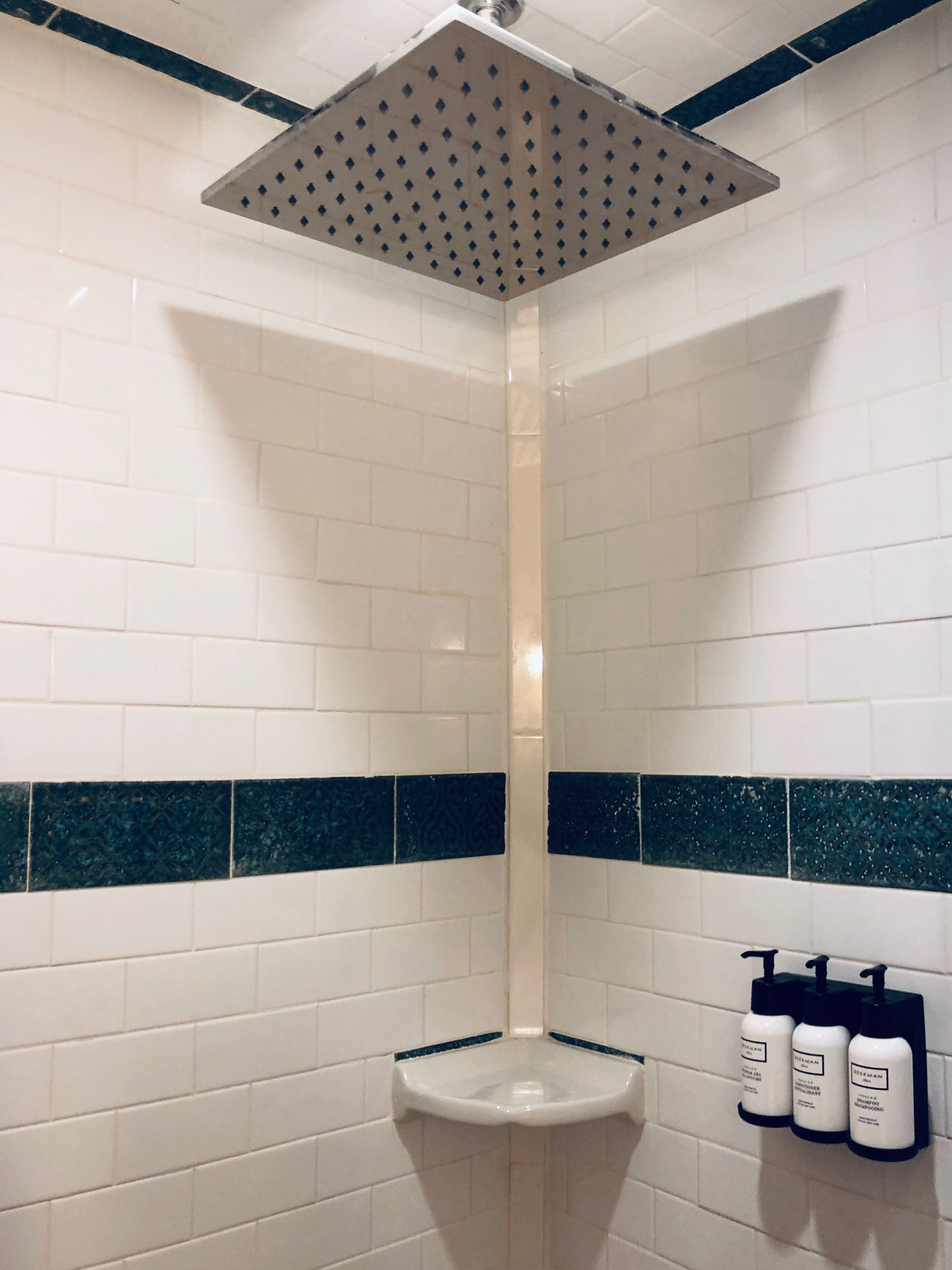 Chambre romantique, 1 grand lit, baignoire, côté cour intérieure | Douche de la salle de bain