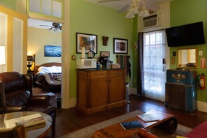 Suite Deluxe, 1 chambre, vue cour intérieure, côté jardin | Coin séjour