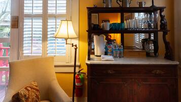 Romantisches Zimmer, 1 Queen-Bett, Badewanne, zum Innenhof hin | Eigene Kochnische