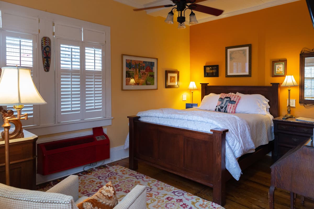 Romantic Room, 1 Queen Bed, Bathtub, Courtyard Area | 1 bedroom, Egyptian cotton sheets, premium bedding, in-room safe