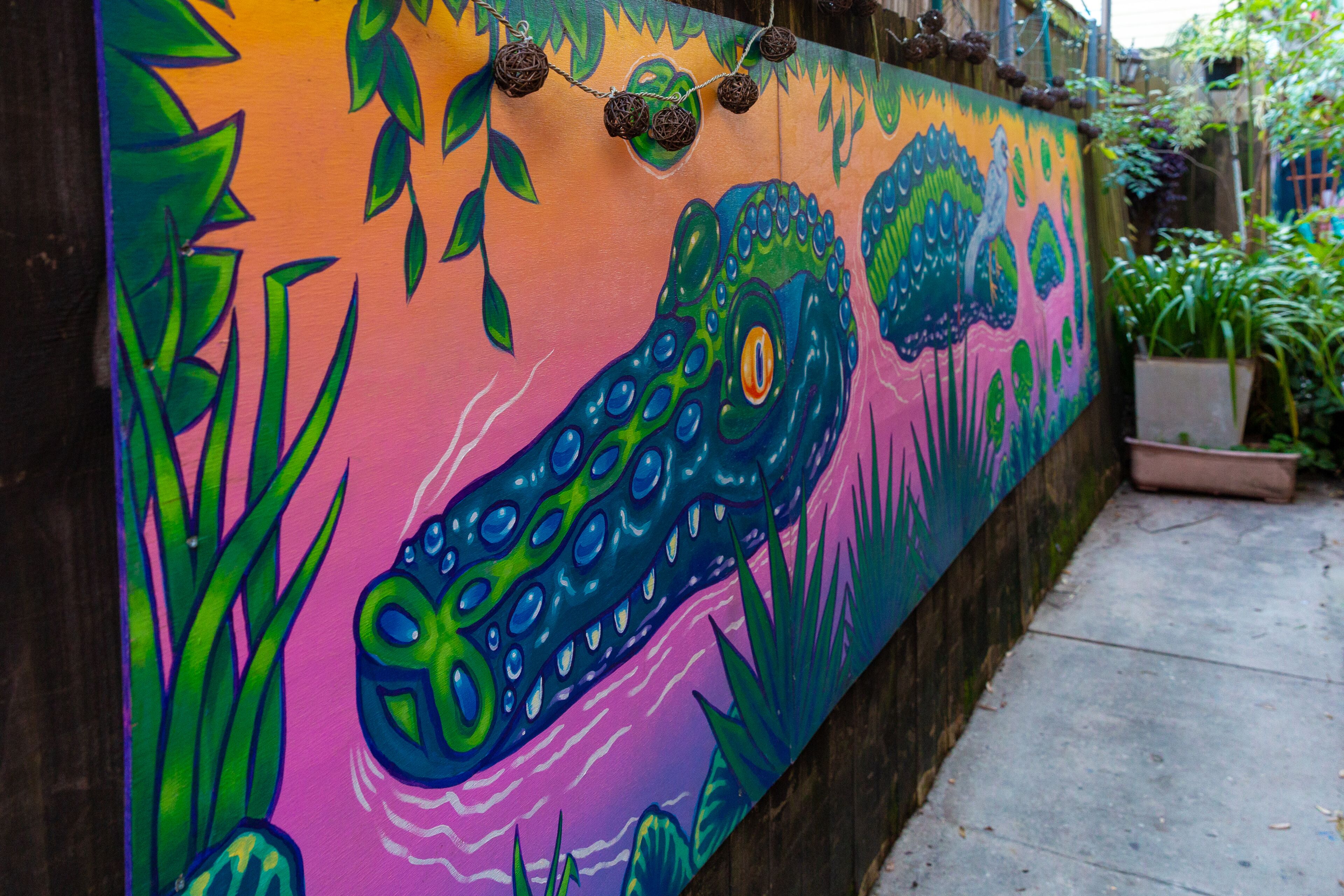 Un mural colorido con un pulpo y plantas.