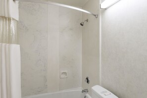 Hair dryer, towels - Howard Johnson by Wyndham Hartford South – Rocky Hill (Rocky Hill)