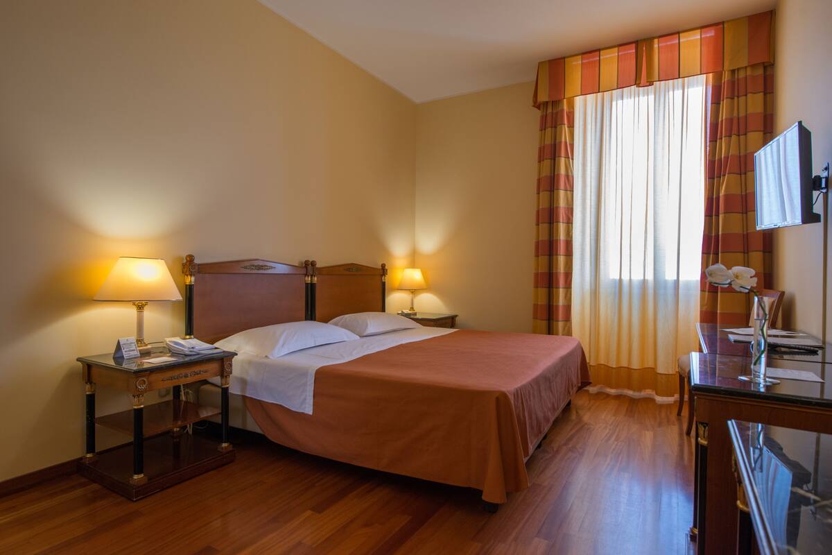 Standard Room, Courtyard View | Hypo-allergenic bedding available, minibar, in-room safe