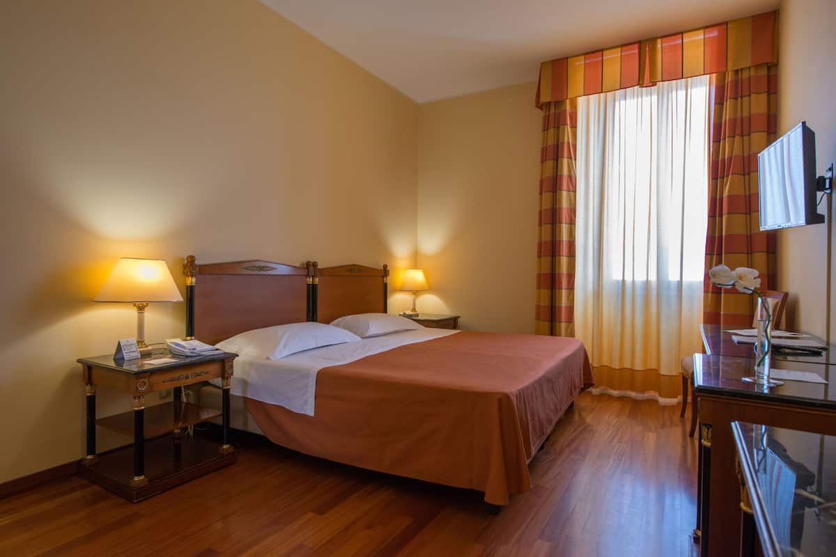 Standard Room, Courtyard View | Peralatan tempat tidur hipoalergenik, bar mini, peti besi dalam bilik