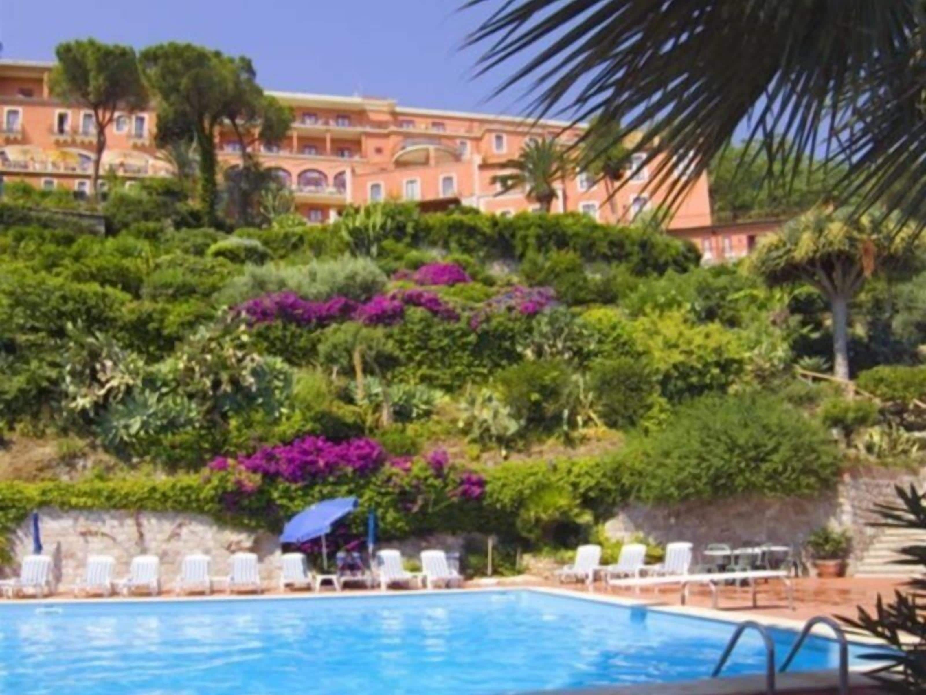 Piscine extérieure, parasols de plage, chaises longues