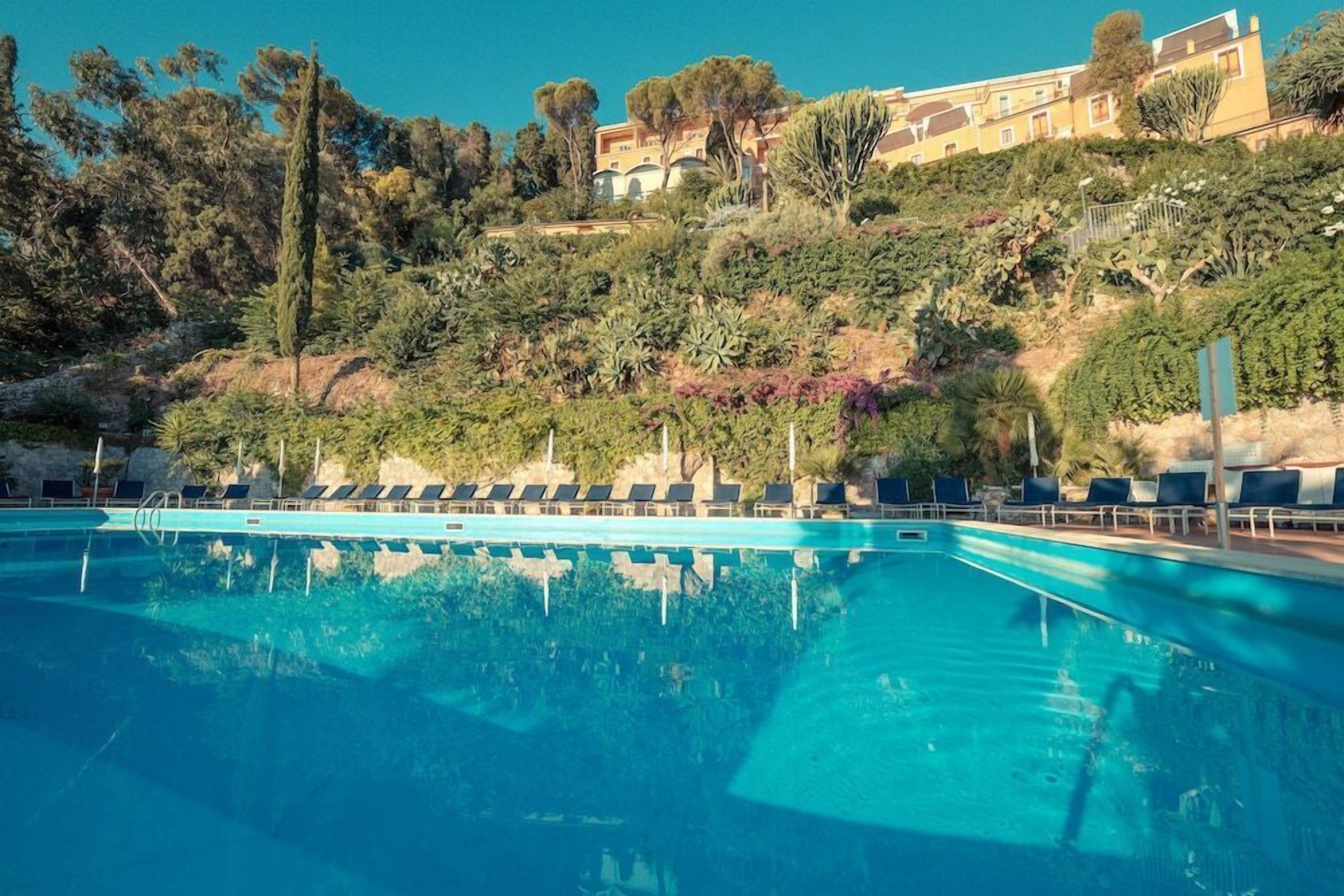 Außenpool, Sonnenschirme, Liegestühle