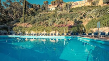 Piscine extérieure, parasols de plage, chaises longues