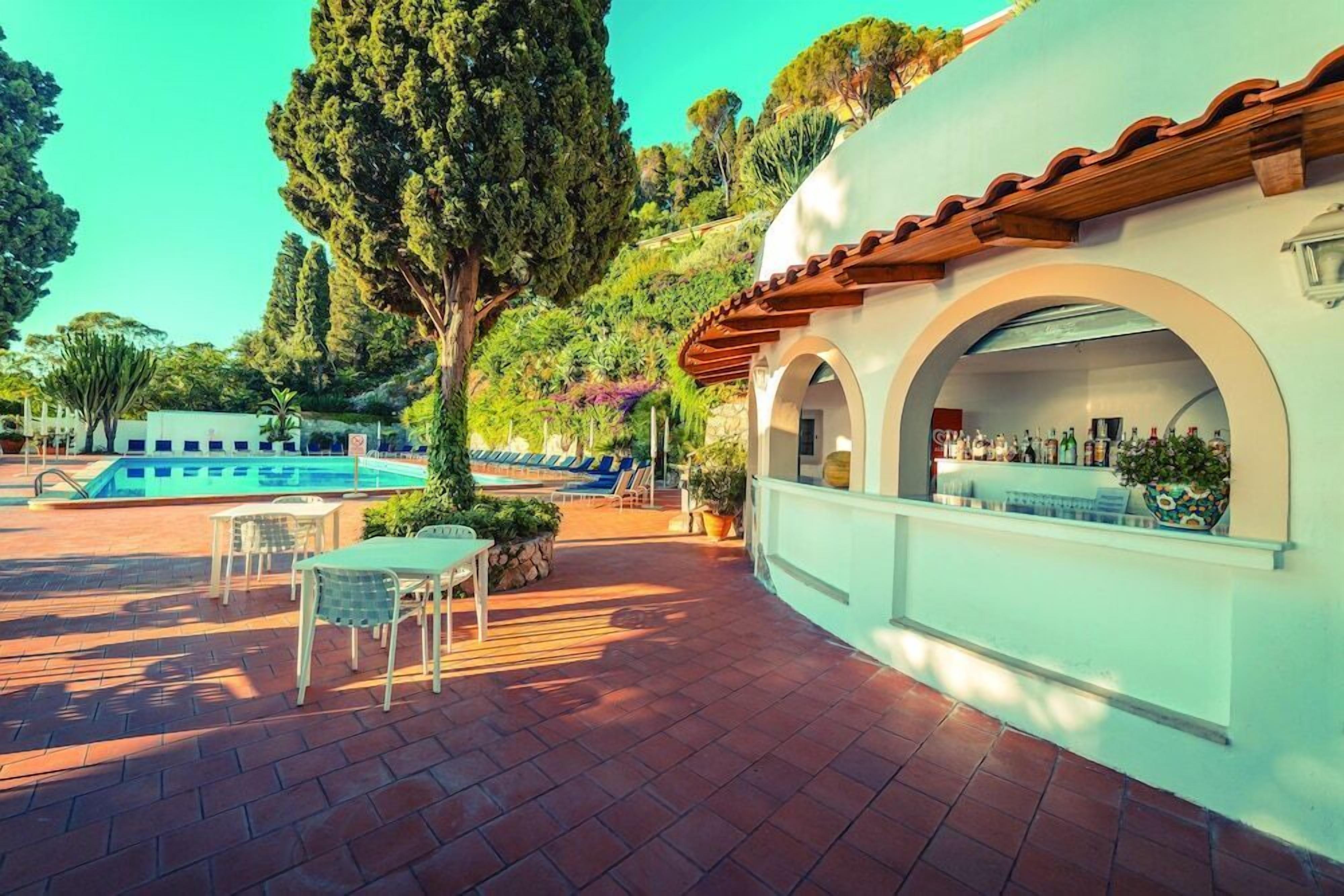 Piscina all'aperto, ombrelloni da piscina, lettini