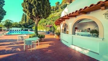 Piscina all'aperto, ombrelloni da piscina, lettini