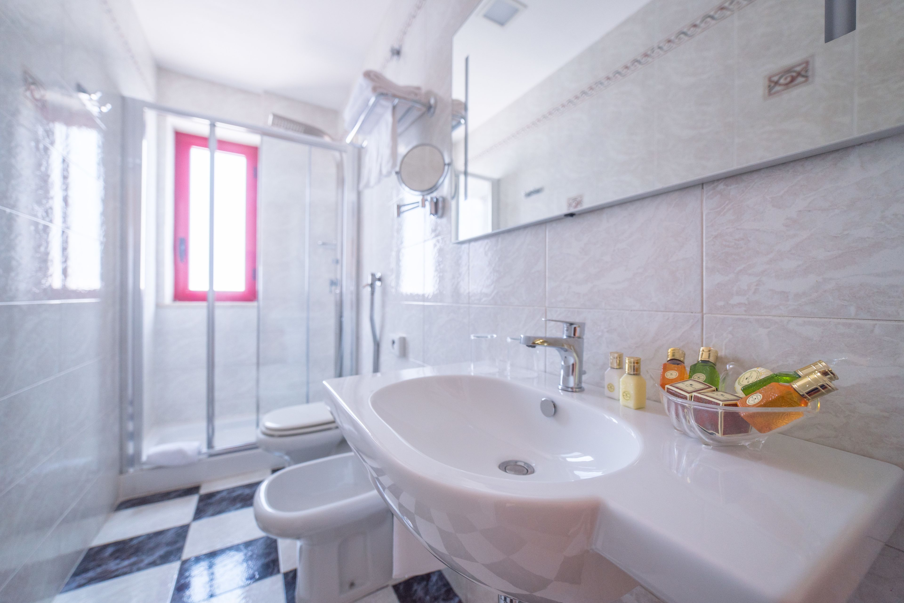 classic room, sea view | bathroom | shower, hair dryer, bidet, towels
