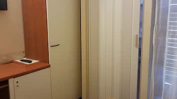 Habitación individual | Minibar, caja fuerte, cunas (de pago) y wifi gratis