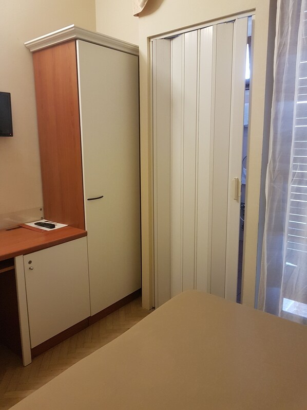 Habitación individual | Minibar, caja de seguridad en la habitación, cunas y wifi gratis 