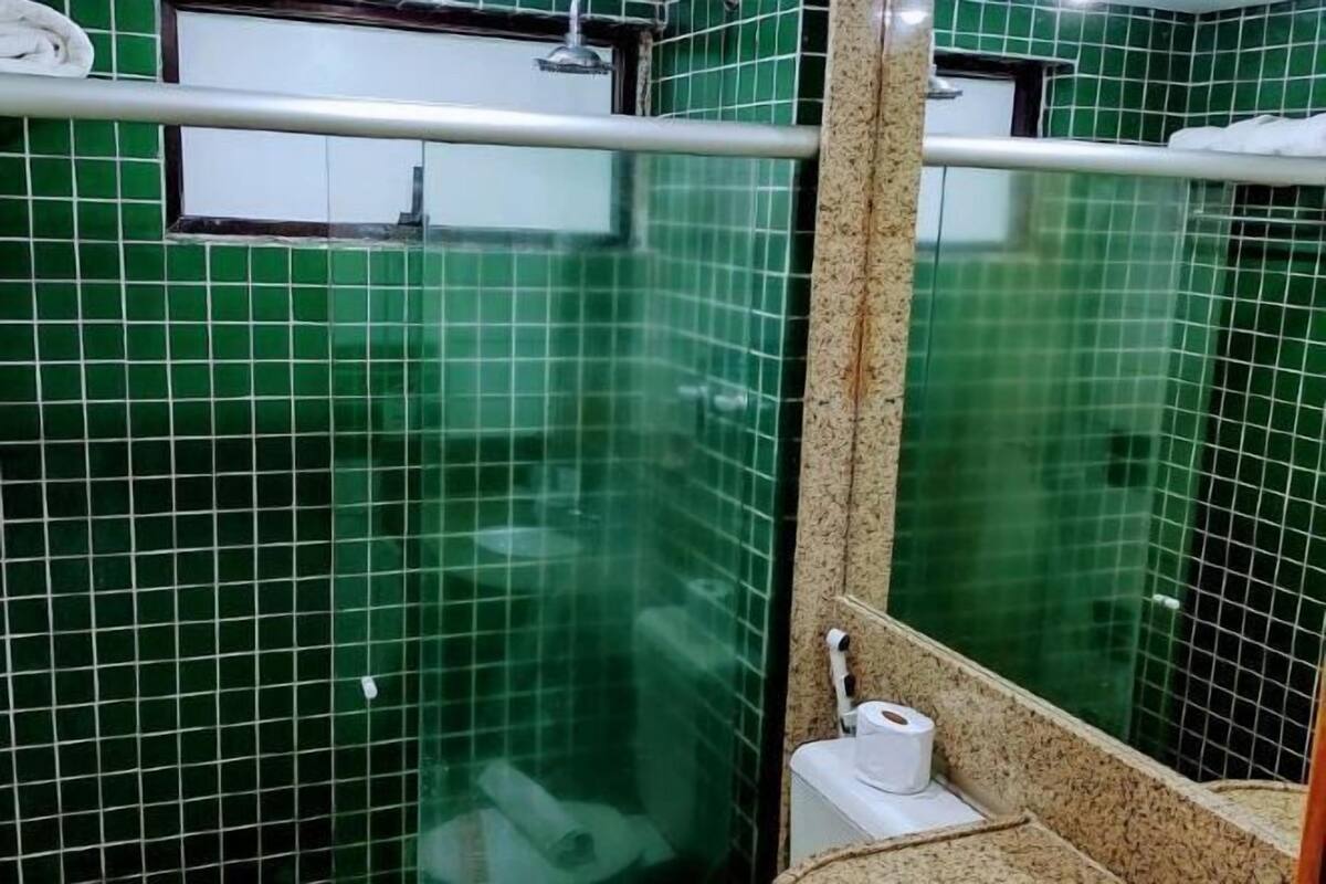 Badkamer | Een douche, gratis toiletartikelen, een haardroger, handdoeken