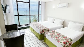 Habitación triple ejecutiva, vistas al mar | Minibar, caja fuerte, cortinas opacas y cunas gratuitas