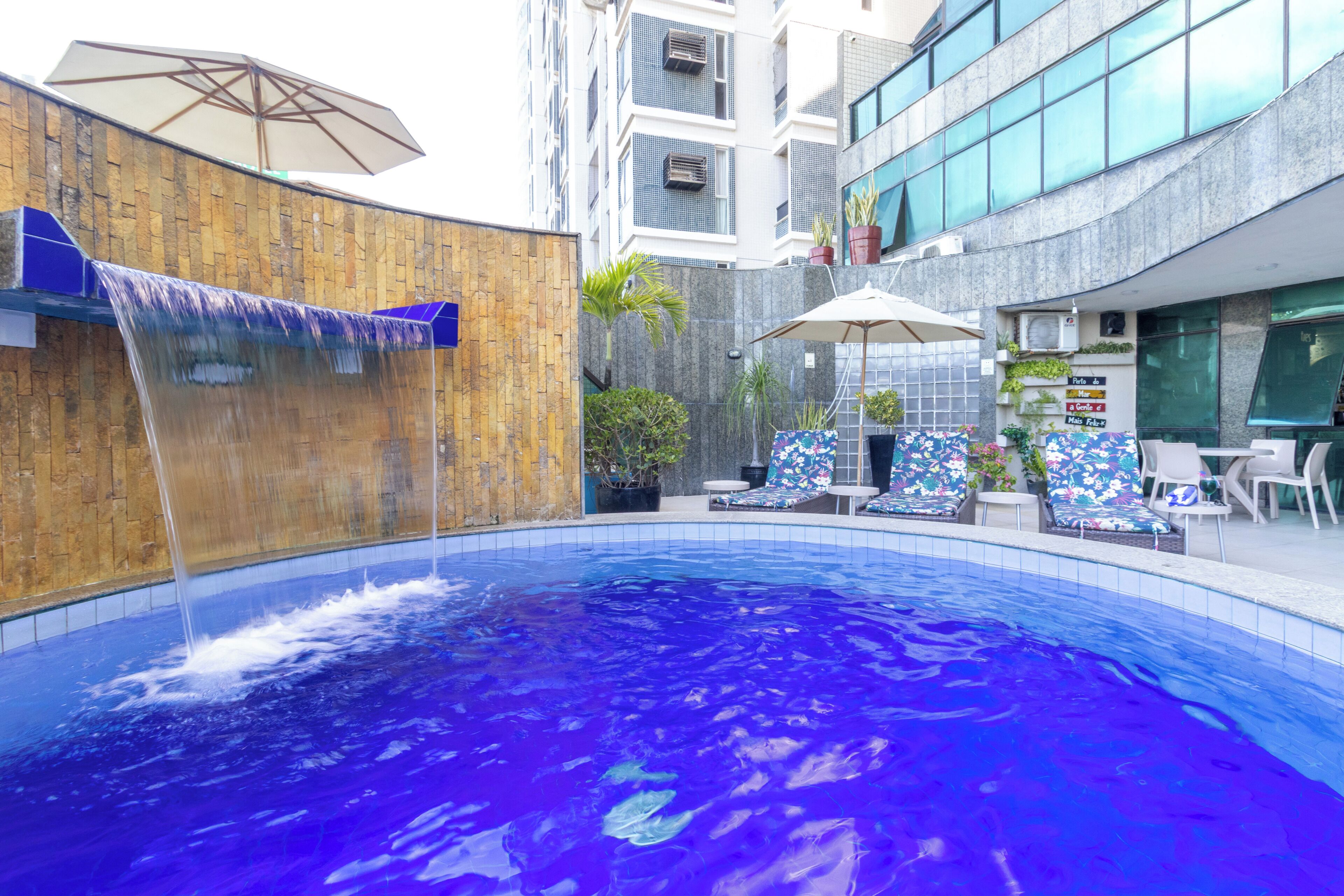 Piscine extérieure, chaises longues