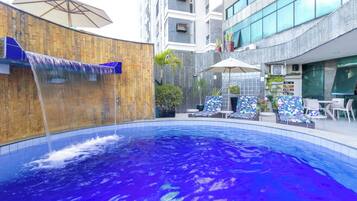 Piscine extérieure, chaises longues