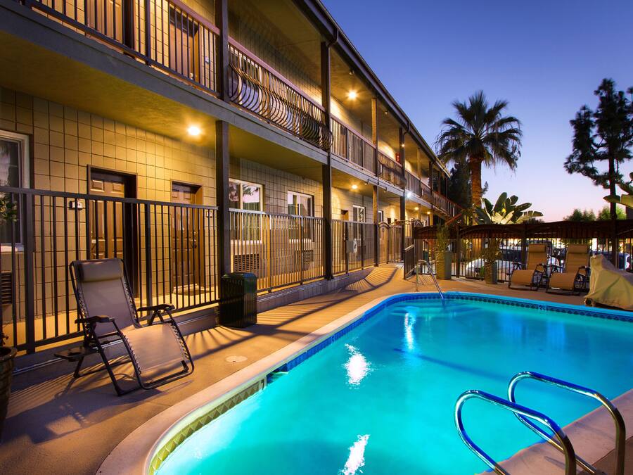 Piscine extérieure, chaises longues