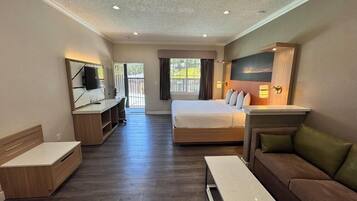 Superior Suite | Premium bedding, down comforters, pillowtop beds, desk
