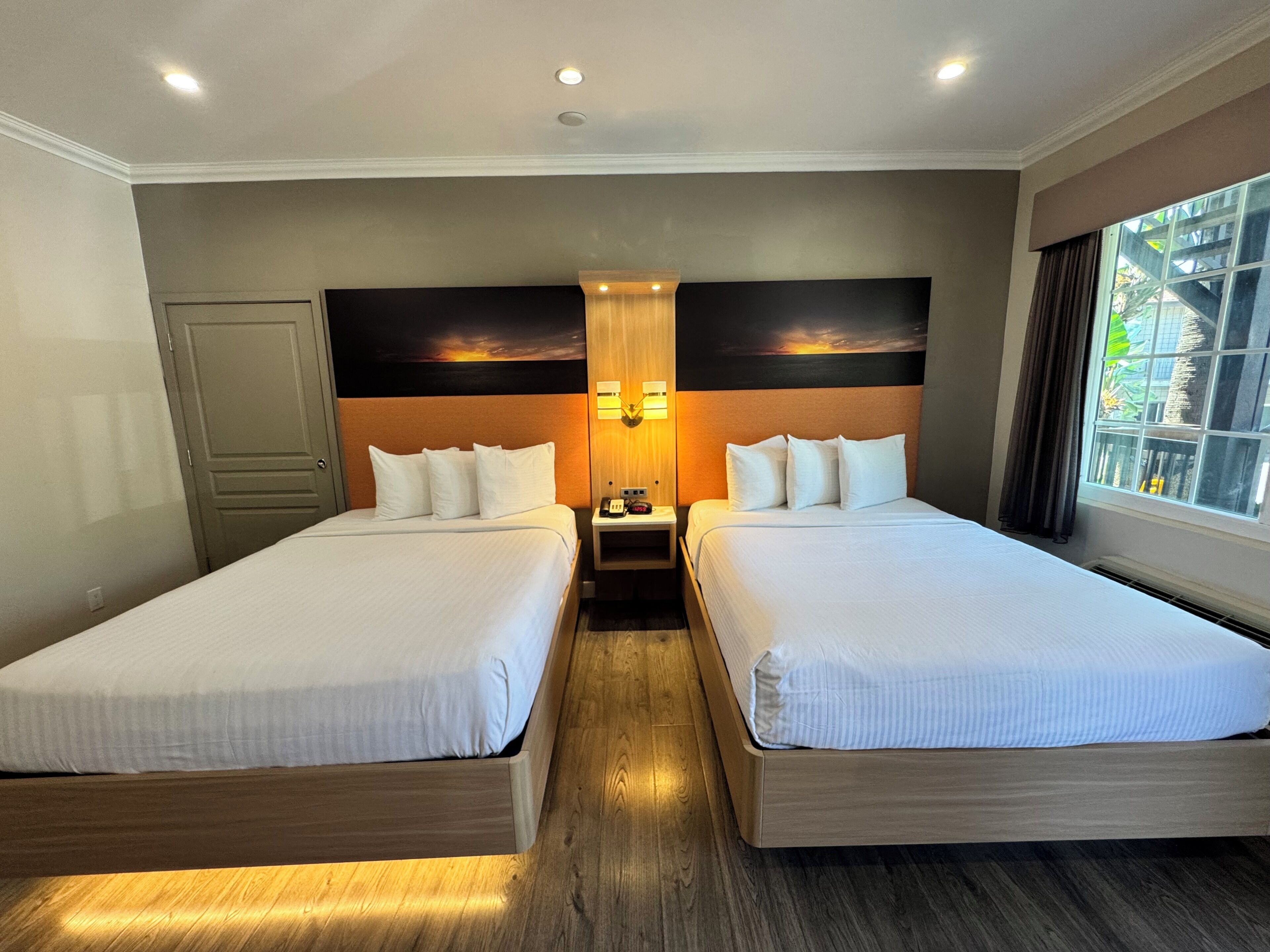 Phòng đôi Superior | Bộ đồ giường cao cấp, chăn bông, nệm có lớp đệm bông, bàn 