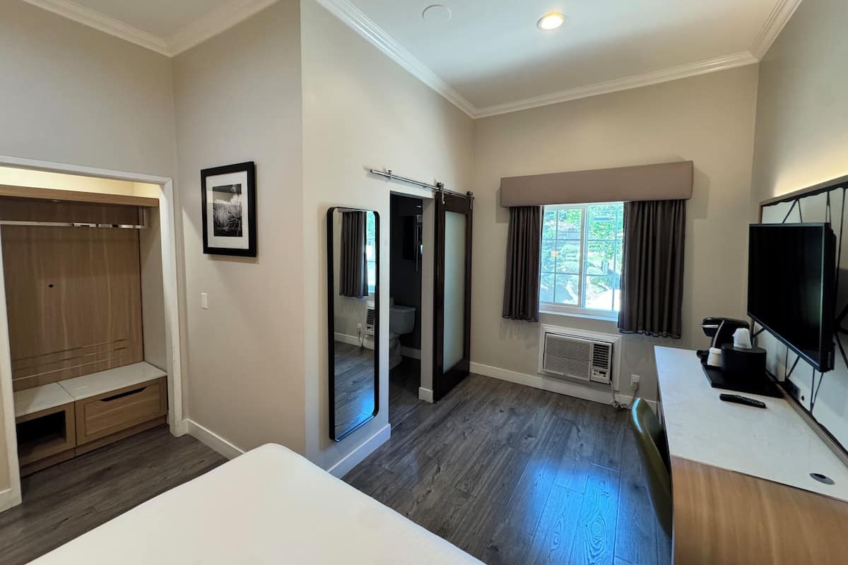 Deluxe Room | Premium bedding, down comforters, pillowtop beds, desk