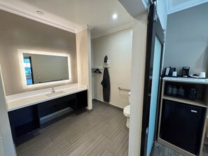 Habitación Deluxe | Baño | Tina con regadera y regadera con hidromasaje 
