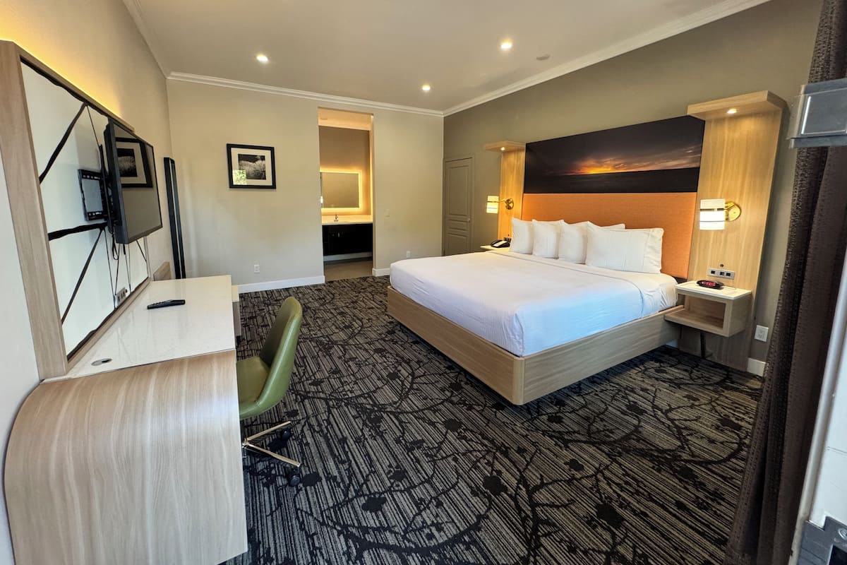 Superior Room | Premium bedding, down comforters, pillowtop beds, desk