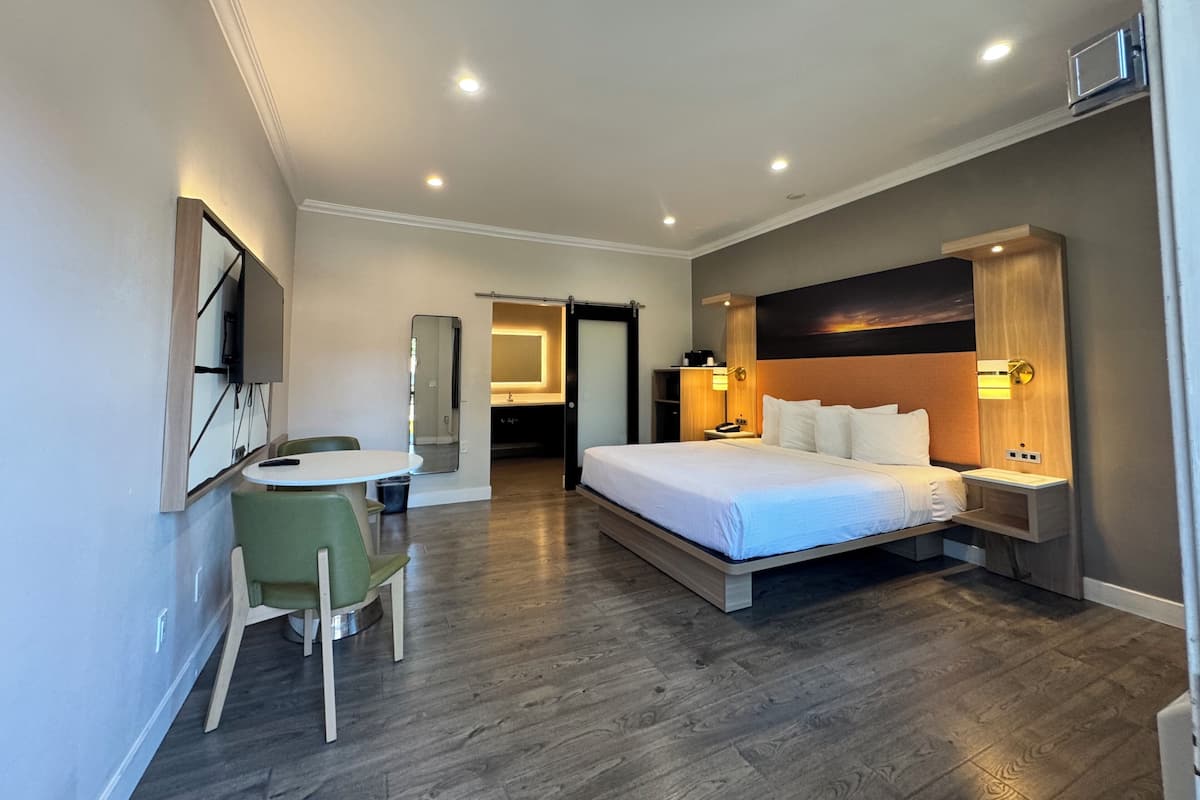 Deluxe Room | Premium bedding, down comforters, pillowtop beds, desk
