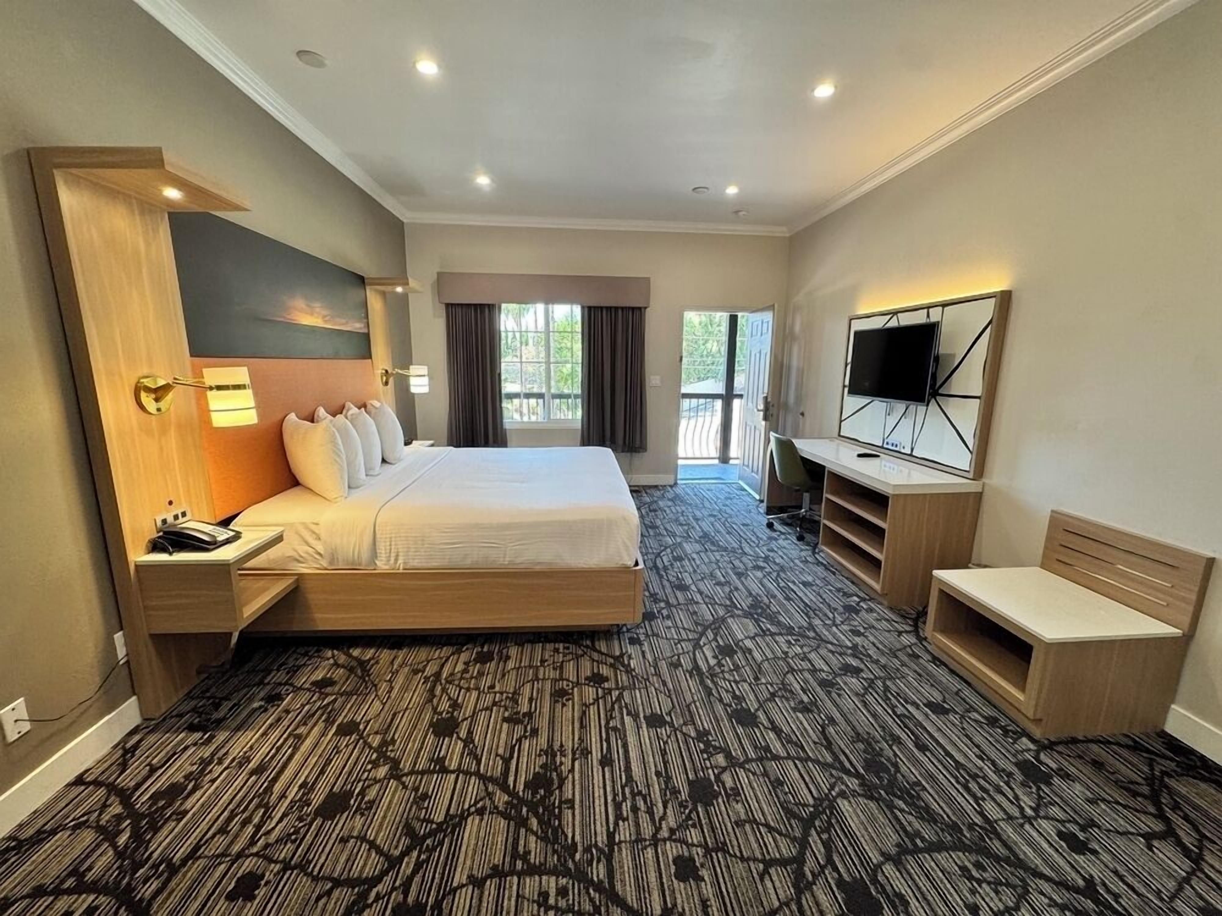 Superior Room | Premium bedding, down comforters, pillowtop beds, desk