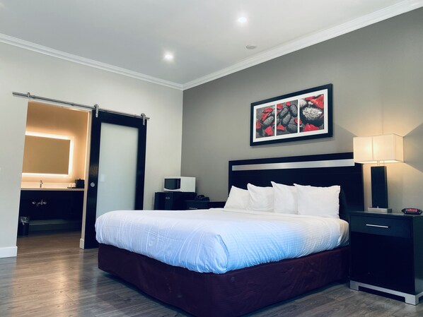 Habitación individual estándar | Escritorio, tabla de planchar con plancha, wifi gratis y ropa de cama