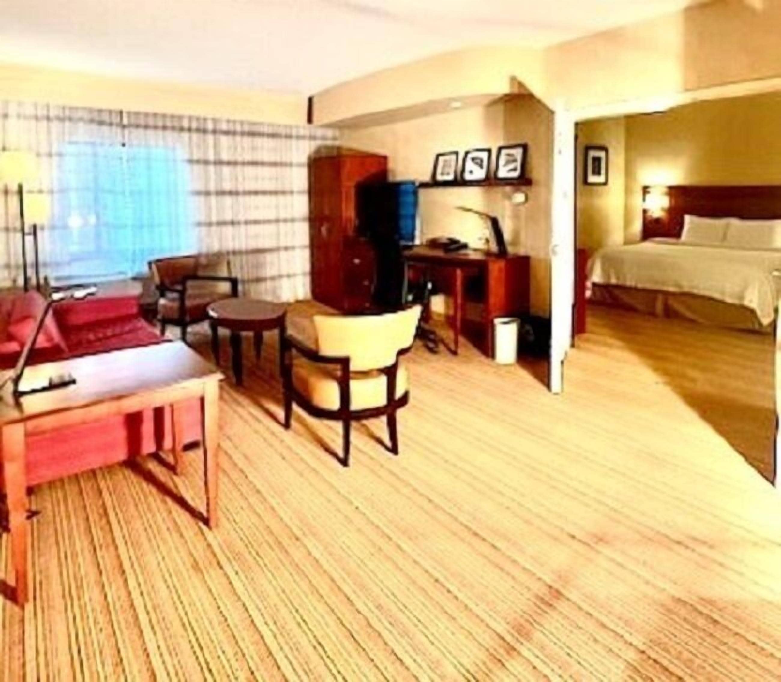 suite, 1 bedroom, non smoking | living area | lcd tv
