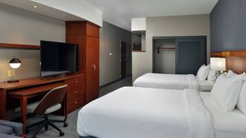 Zimmer, 2 Queen-Betten | Pillowtop-Betten, Schreibtisch, laptopgeeigneter Arbeitsplatz