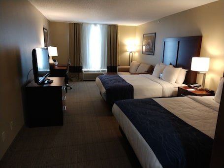 Egyptian cotton sheets, premium bedding, in-room safe, desk