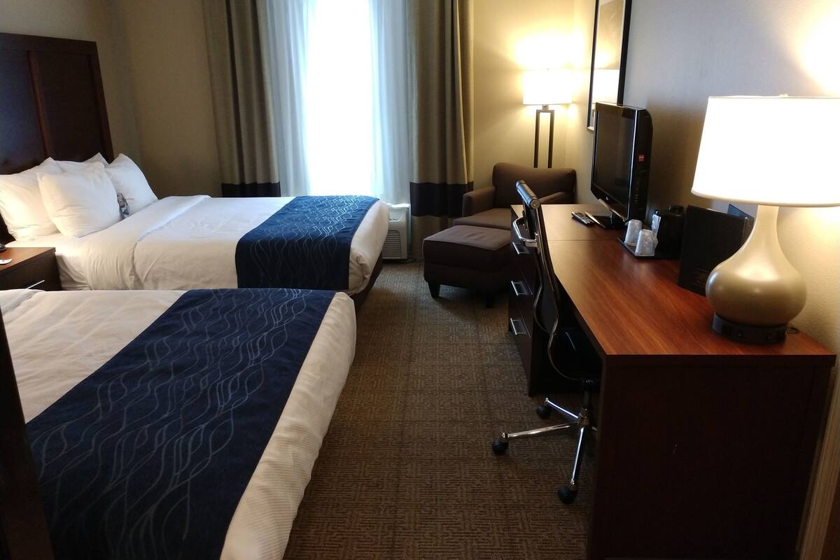 standard room, 2 queen beds, non smoking | egyptian cotton sheets, premium bedding, in-room safe, desk