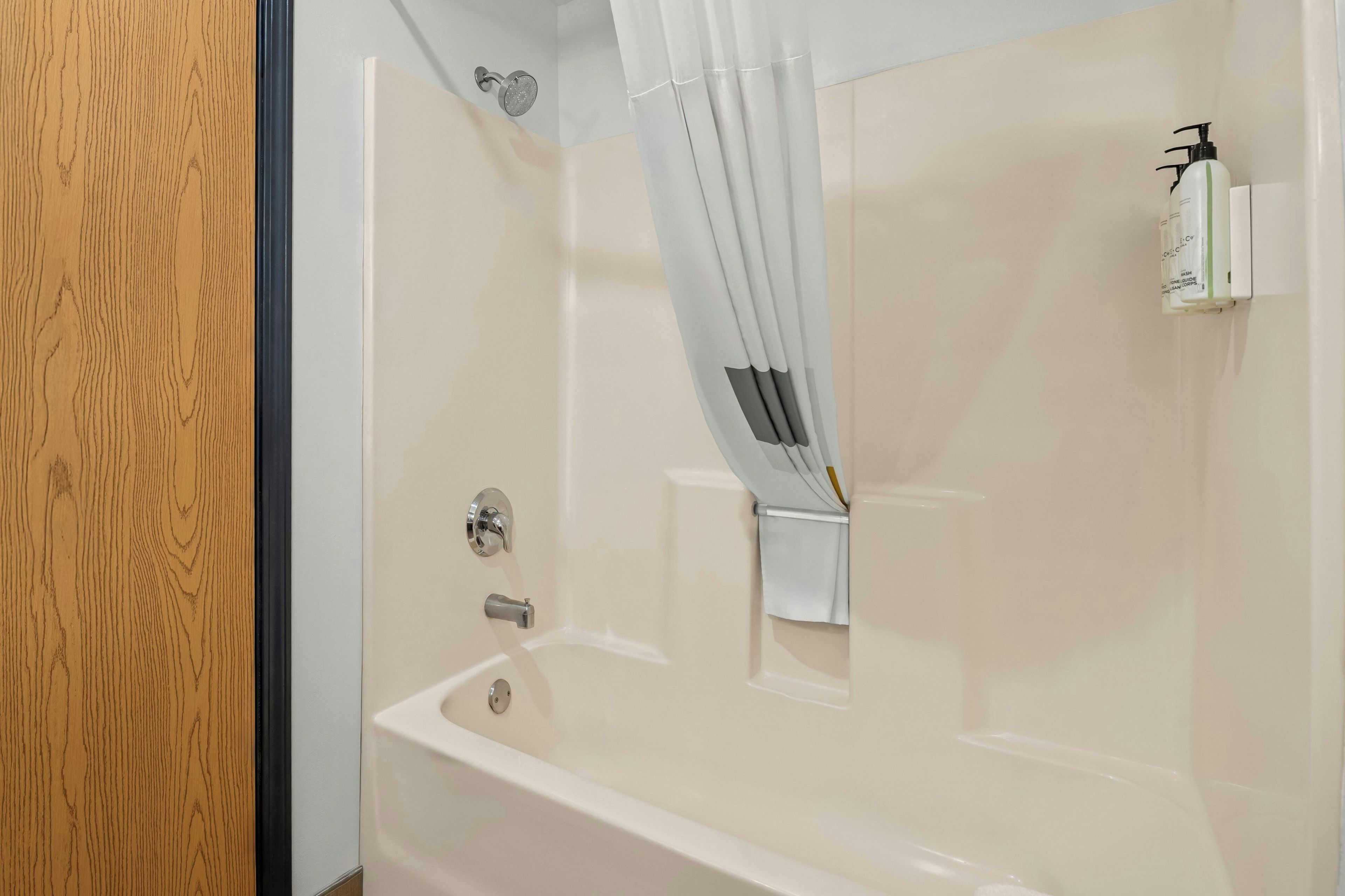 Une salle de bain moderne équipée d’une baignoire, d’une douche et de toilettes.