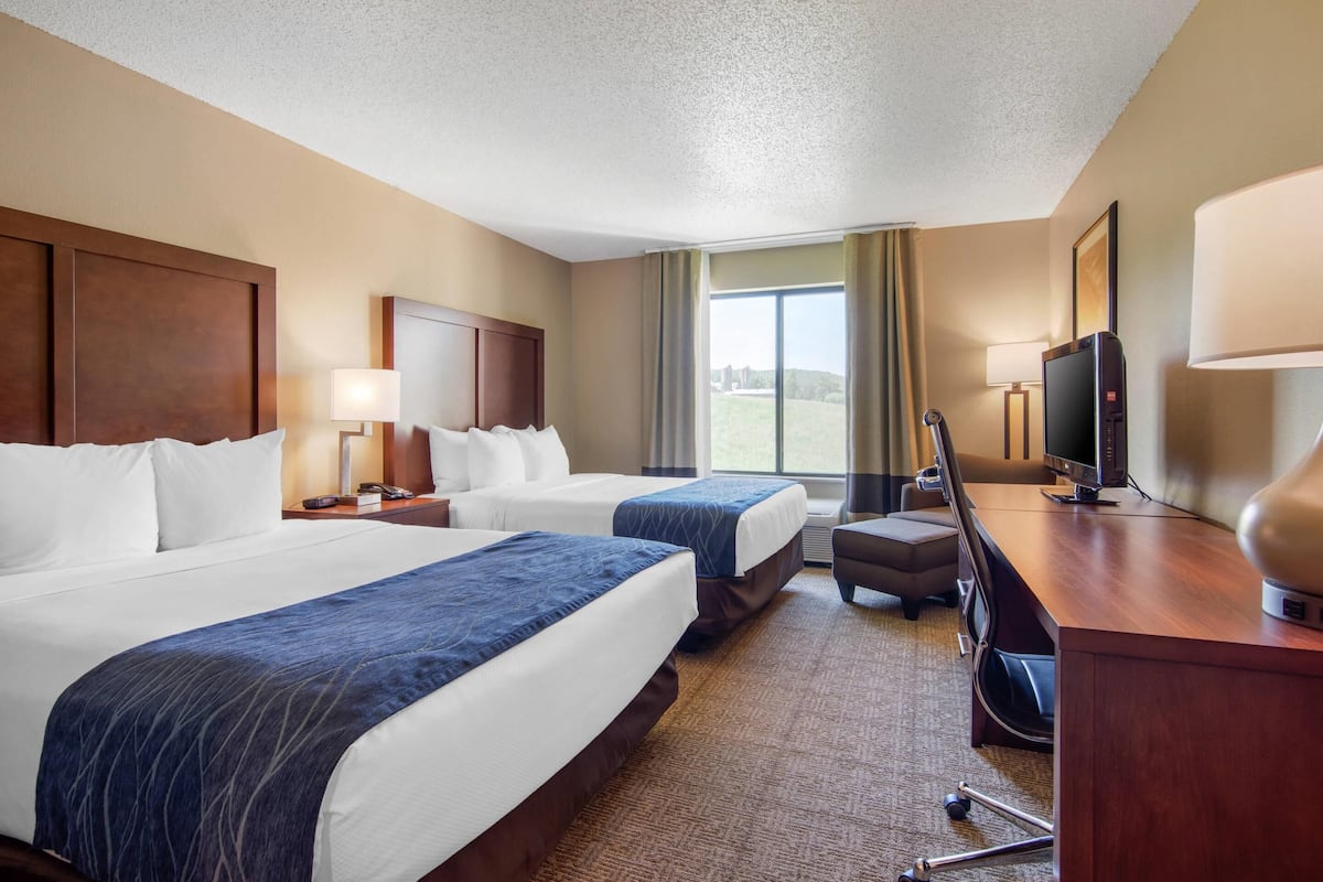Egyptian cotton sheets, premium bedding, in-room safe, desk