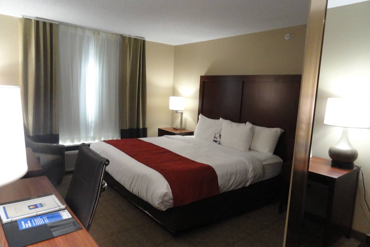 egyptian cotton sheets, premium bedding, in-room safe, desk