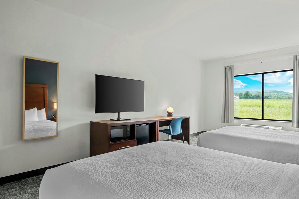 Habitación, 2 camas de matrimonio | Ropa de cama de alta calidad y escritorio