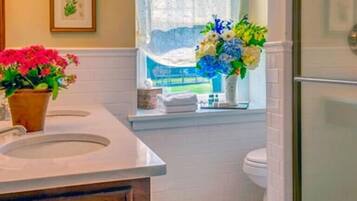 Artículos de higiene personal de diseño, secador de pelo y toallas