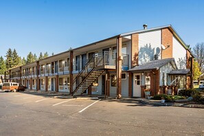 Exterior - Super 8 by Wyndham Vancouver East (Vancouver)