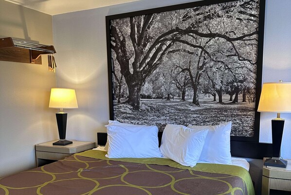 Individually furnished, desk, laptop workspace, blackout curtains - Super 8 by Wyndham Vancouver East (Vancouver)