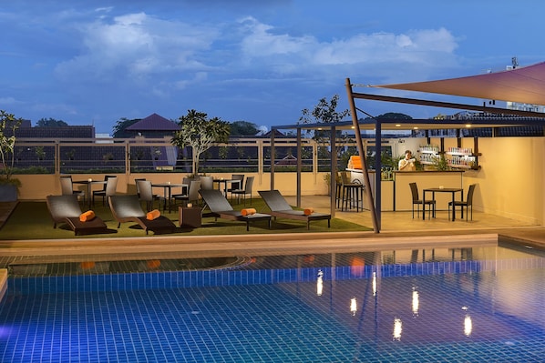 Outdoor pool, pool umbrellas, sun loungers
